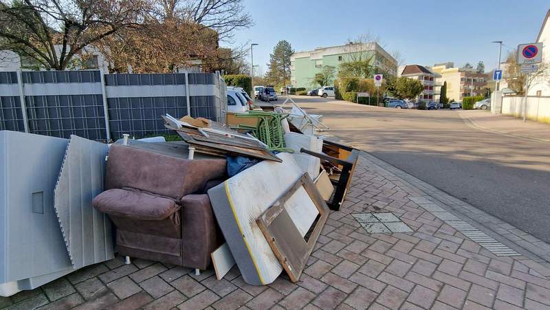 ... in der Weißenburger Straße/Ecke Tabernae-Montanus-Straße. Seither seien fast jede Nacht Unbekannte gekommen und hätten Zeug dazugestellt. Das Berichten Anwohner. Foto. rw. 