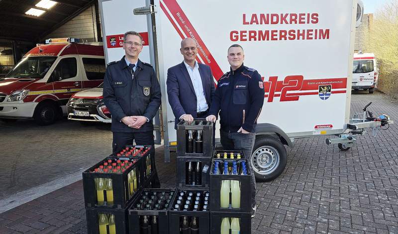 Von links. Christian Betzel, Brand- und Katastrophenschutzinspekteur (BKI) für den Landkreis Germersheim, Karl Dieter Wünstel, Kreisbeauftragter der Malteser und deren Ortsbeauftragter, Patrick Trauth, haben Zuwachs erhalten. Der Fuhrpark wurde um einen Kühlanhänger erweitert, der den Mitgliedern der Blaulichtfamilie bei ihren Einsätzen unter anderem gekühlte Getränke verspricht. Foto. KV. GER. Frei. 