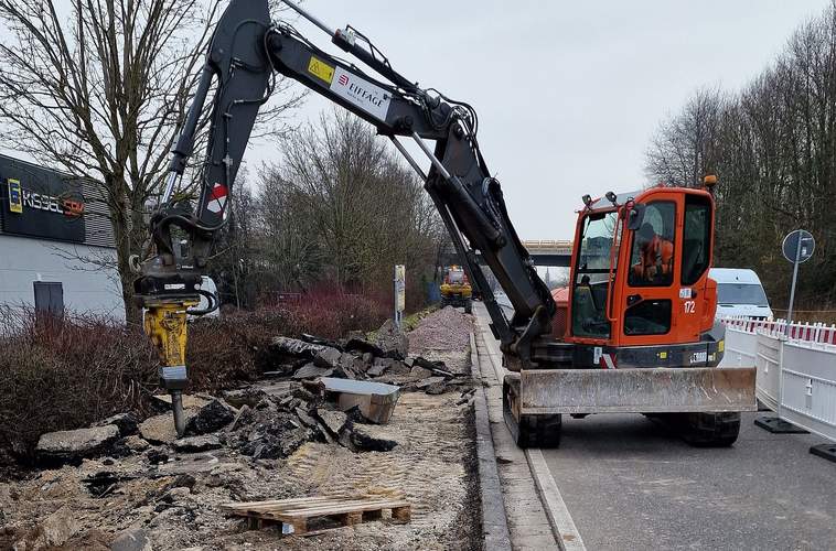 Schweres Gerät im Einsatz. Der Radweg zwischen BZA und Kapellen (hier in Höhe des SBK-Marktes) wird im Auftrag des LBM saniert. Die Arbeiten sollen am Freitag, 28. Februar zum Abschluss kommen. Bis dahin müssen die Verkehrsteilnehmer noch mit der Ampel-Regelung für die verbliebene eines Spur leben. Foto. rw. 