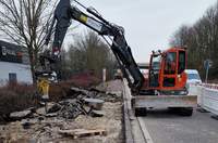 Schweres Gerät im Einsatz. Der Radweg zwischen BZA und Kapellen (hier in Höhe des SBK-Marktes) wird im Auftrag des LBM saniert. Die Arbeiten sollen am Freitag, 28. Februar zum Abschluss kommen. Bis dahin müssen die Verkehrsteilnehmer noch mit der Ampel-Regelung für die verbliebene eines Spur leben. Foto. rw. 