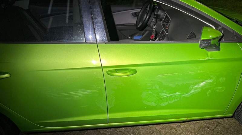 Der Fahrer dieses grünen Wagens wurde beim Überholversuch eines Lkw von selbigen touchiert. Passiert in Edenkoben. 