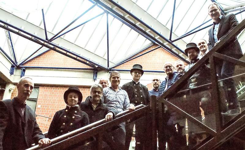 Thomas Cuntz, Isabell Göbel, Thomas Eichberger, Kreisbeigeordneter Werner Schreiner (hinten), Kreisbeigeordneter Uwe Huth (vorn), Andreas Jäger, Christian Wolf (KV SÜW), Joachim Habermehl, Abteilungsleiter Peter Schürmann (KV SÜW), Sven Leidner, Erster Kreisbeigeordneter Georg Kern und Landrat Dietmar Seefeldt (von links nach rechts) im Kreishaus. Foto. KV. SÜW. Frei.