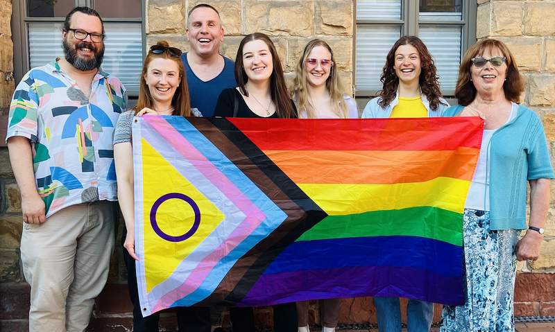 Flagge zeigen für die Vielfalt in der Südpfalz – Mitglieder des Netzwerks Queere Südpfalz. Foto. Netzwerk. Pressefrei.