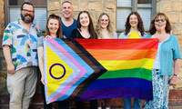 Flagge zeigen für die Vielfalt in der Südpfalz – Mitglieder des Netzwerks Queere Südpfalz. Foto. Netzwerk. Pressefrei.