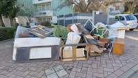 Mit dem braunen Sofa (links am Rand rausguckend) soll vor Wochen alles angefangen haben mit dem Sperrmüllberg im Kurviertel von BZA ... Foto. rw. 
