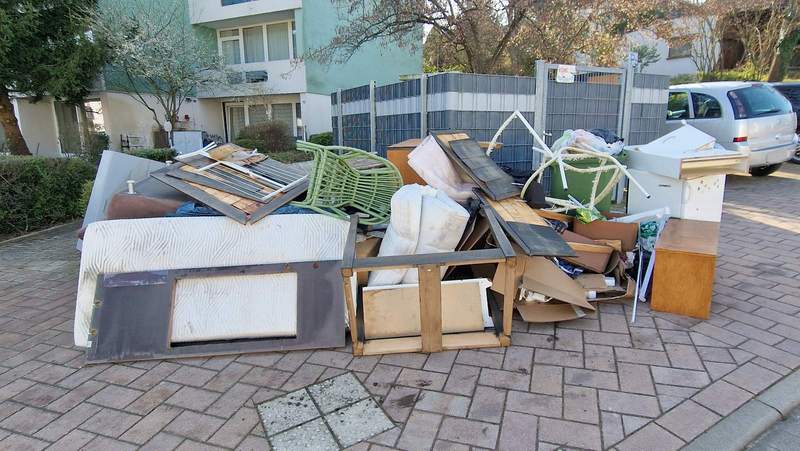 Mit dem braunen Sofa (links am Rand rausguckend) soll vor Wochen alles angefangen haben mit dem Sperrmüllberg im Kurviertel von BZA ... Foto. rw. 