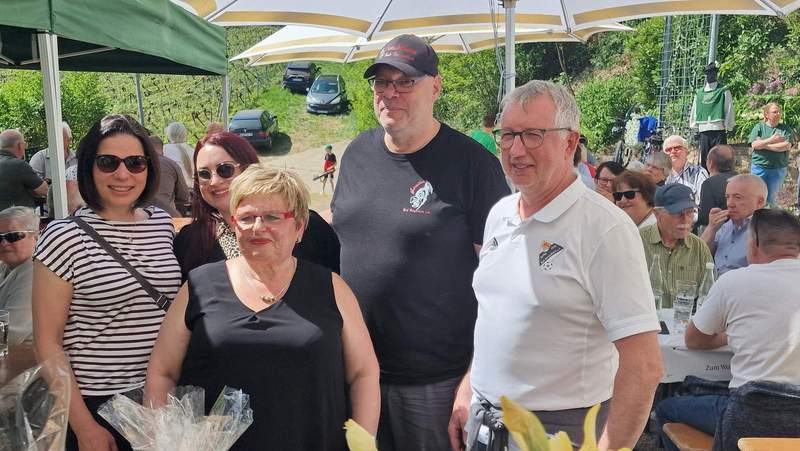 Vertreter von heimischen Vereinen gratulieren dem Böhämmer Jagd-Club BZA um Vorsitzende Gisela Gander (vorne) zum 100. Vereinsjubiläum. Foto. rw. 