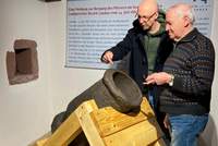 Museumsdirektor Dr. Sven Gütermann und Kurt Stuck begutachten das neue Ausstellungsensemble. Foto. Thomas Maier. Pressefrei. 