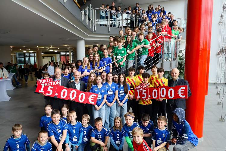 Große Freude beim sportlichen Nachwuchs. Die Gewinner-Mannschaften der Trikotaktion 2024 in der LDer Zentrale der Sparkasse Südpfalz. Foto. Sparkasse Südpfalz. Frei.