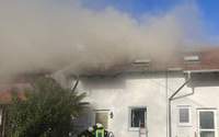 Die Feuerwehr ist beim Löschen eines Brandes in Altdorf.