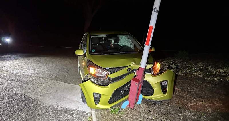 Ein 18-Jähriger hat beim Einfahren auf einen P-Platz in Geinsheim die Kurve nicht gekriegt. Er war zugedröhnt. 