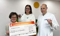 Spendenübergabe des Westpfalzküken-Fördervereins. Von links. Birgit Neuhs, 1. Vorsitzende des Vereins. Kerstin Spiry, Schriftführerin. Peter Weiss, Chefarzt der Klinik für Kinder- und Jugendmedizin am Städtischen Krankenhaus PS. Foto. Städtisches Krankenhaus PS. Frei.