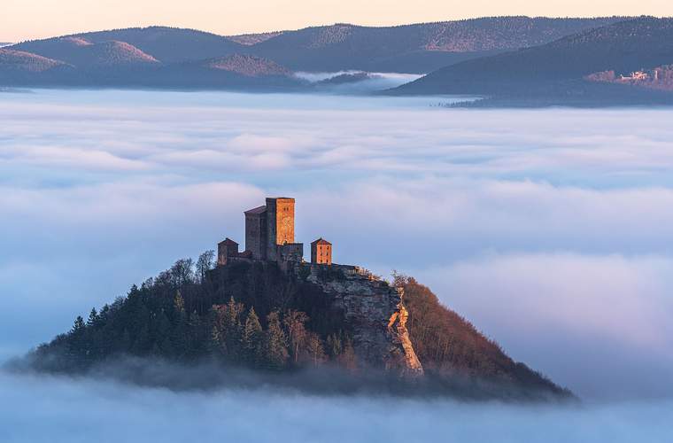 Die 100 schönsten Orte der Pfalz. Einer davon ist die Reichsfeste Trifels bei Annweiler.