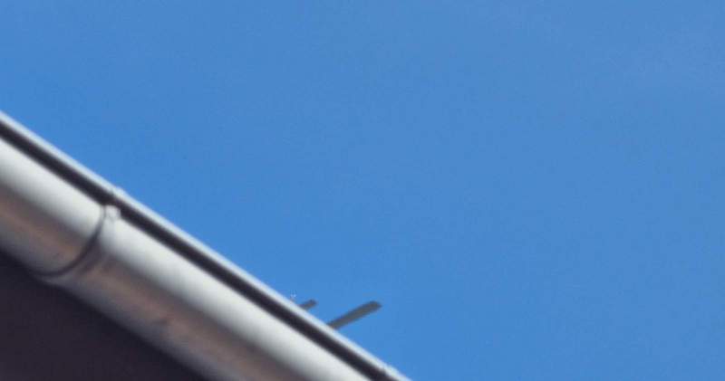 Einen Moment zu spät auf den Auslöser gedrückt. Es sind nur noch Teile der Tragflächen über einem Dach eines Hauses in der FuZo von BZA zu erkennen. Aber 300 Meter Höge dürften das nicht sein. Foto. rw. 