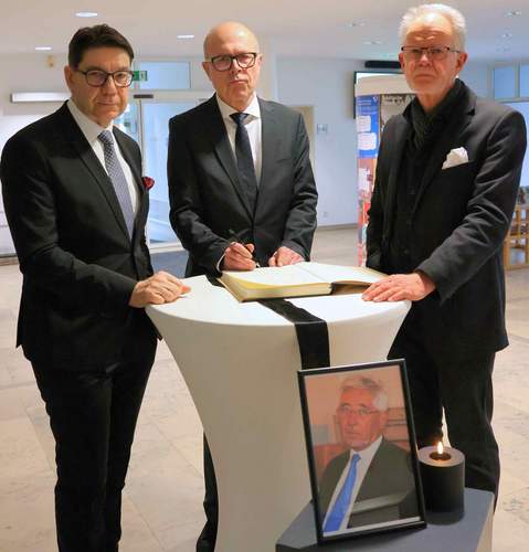 OB Dr. Dominik Geißler (M.) sowie die beiden früheren OBs Thomas Hirsch (l.) und Hans-Dieter Schlimmer trugen sich im LDer Rathaus in das Kondolenzbuch für ihren Vorgänger Dr. Christof Wolff ein. Foto. Stadt. LD. Frei. 