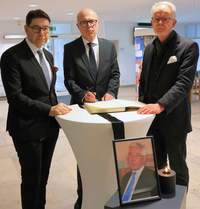 OB Dr. Dominik Geißler (M.) sowie die beiden früheren OBs Thomas Hirsch (l.) und Hans-Dieter Schlimmer trugen sich im LDer Rathaus in das Kondolenzbuch für ihren Vorgänger Dr. Christof Wolff ein. Foto. Stadt. LD. Frei. 