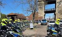 Wegen des Straßen-Radrennens mit Start und Ziel am Deutschen Weintor in Schweigen ist am morgigen Samstag, 10 bis 18 Uhr, mit (kurzen) Straßensperren in Teilen der Südpfalz, im Elsass an den Grenzübergängen in Weißenburg und Scheibenhard zu rechnen. 