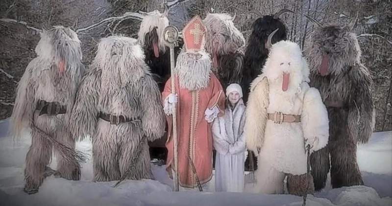 Das Christkind mit Nikolaus mit ihren Fellkrampussen. So werden sie am heutigen Samstagnachmittag auf dem Weihnachtsmarkt nicht nur wieder erscheinen, sondern auch tanzen ... Foto. rw. 