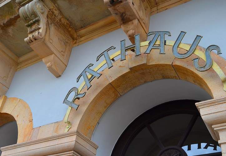 Um das digitale Rathaus geht es diesen Monat bei 60+ SMART iNS iNTERNET. Foto. Stadt. LD. Frei.