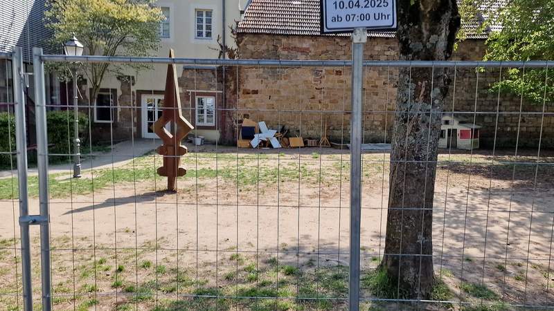 Nach rund 2 Jahren im "Exil" ist es soweit. Die protestantische Kita Regenbogen in BZA hat die Interimsbleibe In den Schlossgärten verlassen und ist nach einem umfangreichen Wasserschaden wieder zurück in der Danziger Straße. Vom Umzug zeugen der Sperrmüll und eines der ab heute, Donnerstag, geltende Schild "Absolutes Halteverbot" - zum Be- und Entladen. Foto. rw. 