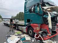 A 650. Lkw kracht in stehenden Wohnwagen.
