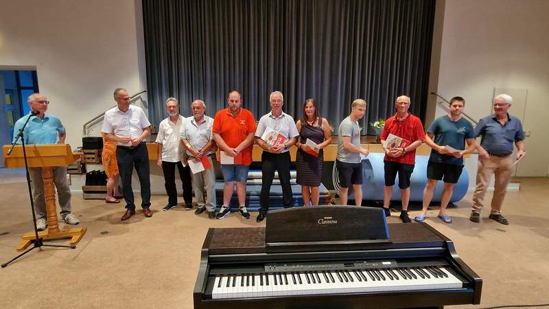 Blutspender-Ehrung mit SüW-Landrat Dietmar Seefeldt in der Otterbach-Halle beim Kerwe-Empfang am Freitagabend. Foto. rw.