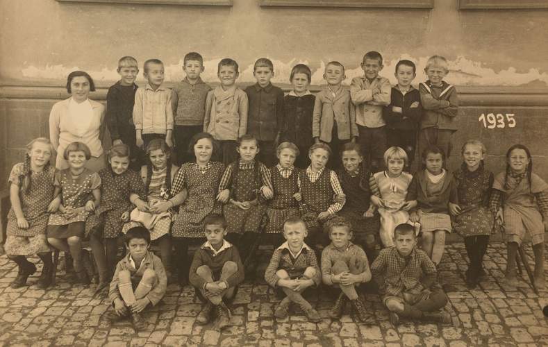Die Kinder auf dem Kapeller Schulbild von 1935 waren bei Kriegsbeginn nur etwa 4 Jahre älter, bei Kriegsende 10 Jahre älter. Adolf W. könnte einer von ihnen sein. Foto. Friedrich Job. Frei.