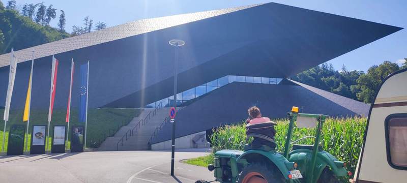 Noch in Tirol entdeckten die beiden Traktor-Abenteurer in dem Ort Erl dieses futuristische Festspielhaus. Foto. Getto. 