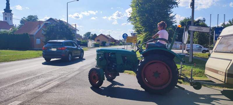 Und die Welt ist auch auf dem Balkan sehr klein. Ein BMW mit KA-Kennzeichen passiert die Traktor-Abenteurer am heutigen Sonntag. 