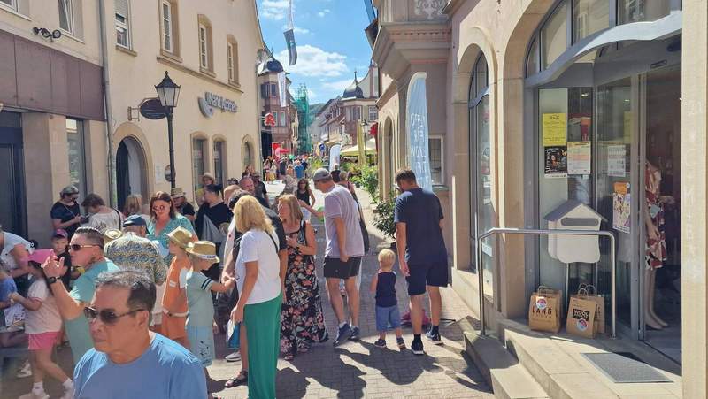 Früh übt sich. Ganz nach der Manier der TV-Kid-Serie Bob der Baumeister. Beton-Bohren auf dem Marktplatz in BZA bei der Dachdeckerei Mindum und Elektro Nico. Foto. rw. 