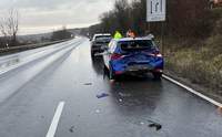 Gekracht auf der B 10 zwischen zwei Pkw und einem Lkw. Bei Albersweiler am gestrigen Mittwoch. 