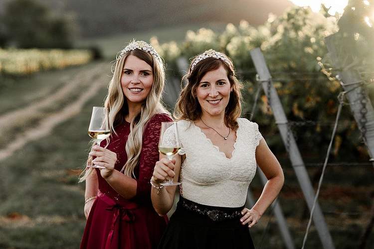 Werden in Edenkoben inthronisiert. Die neuen Weinprinzessinnen. Jacqueline Dyck-Laux und Susanna Singer. 
