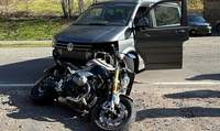 Klein gegen groß. Das Ergebnis war klar. Der Motorradfahrer musste nach dem Chrash mit dem Bully bei DÜW ins Krankenhaus. 