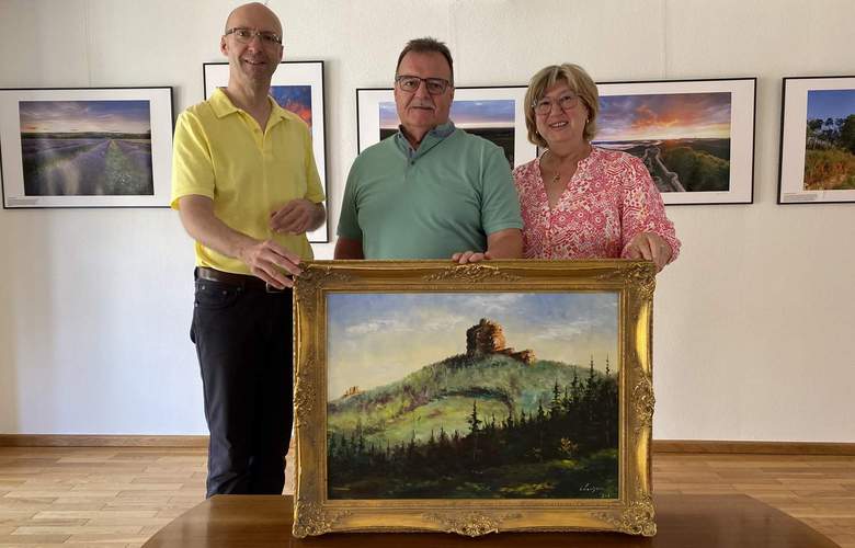 Von links. Museumsdirektor Dr. Sven Gütermann, Andreas Uschold und Petra Uschold bei der Bildübergabe. Foto. Museum unterm Trifels. Pressefrei. 