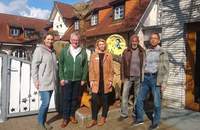 Rudi Birkmeyer (rechts) und Hans-Josef Bracht vom Verein Vor-Tour der Hoffnung mit Mitarbeitern des Kinderhospizes Sterntaler in Dudenhofen. Man traf sich zum Vorgespräch. Der rennradfahrende Spenden-Sammel-Tross will im Sommer auf seiner Tour durch die Pfalz hier Station machen. Foto. rb. Frei.