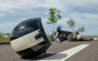 Geschnitten von einem Pkw. In Hainfeld. Der Motorradfahrer versuchte, auszuweichen und landete stürzend im Grünstreifen. 