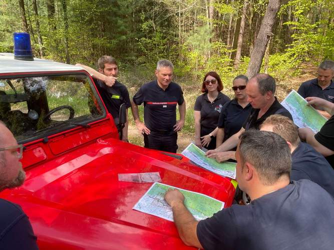 Süd(west)Pfälzer und Elsässer Feuerwehrführungskräfte bei einer Brandübung im Bienwald im Kreis GER. 