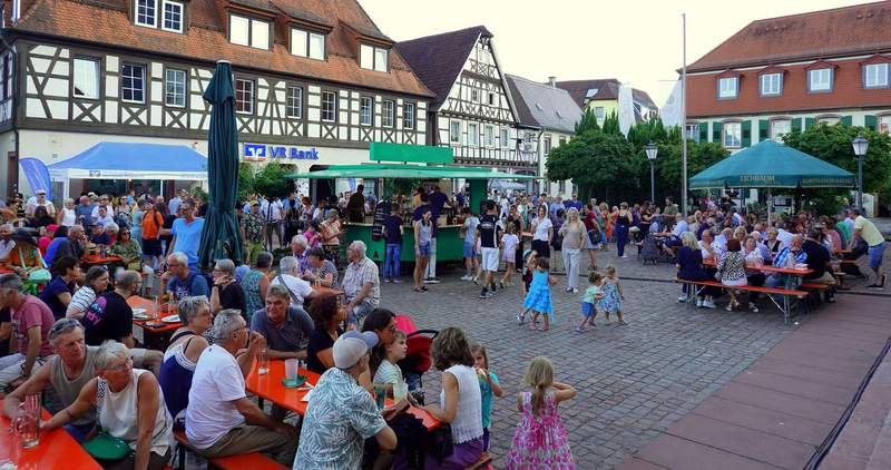 Schon am frühen gestrigen Samstagabend war der Schlossplatz in BZA voll mit Menschen. Foto. Sulamay Fillinger. 