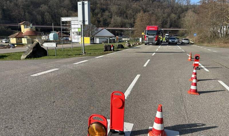 Anwohner und Verkehrsteilnehmer bedankten sich am heutigen Freitag bei den Polizeibeamten für die intensiven Kontrollen des Lkw-Transitverbotes auf der B 10 aufgrund der Tunnelsperrungen bei Annweiler. 