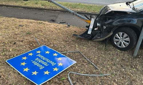 30.06.2026 - Umgefahren. Deutsches Grenzschild. Völlig trunken.