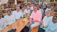 RLP-MP Alexander Schweitzer bei der Eröffnung des 3.-Welt-Festes des Vereins Fröhliches Kunterbunt am gestrigen Freitagabend auf dem Schloss-Platz. Foto. rw. 