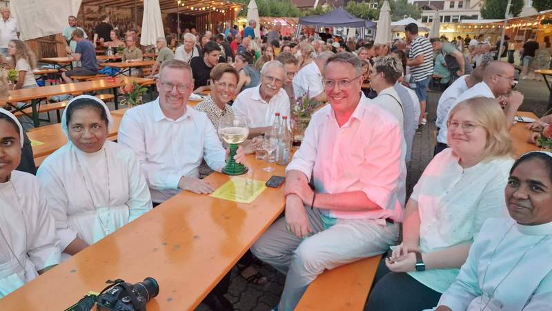 RLP-MP Alexander Schweitzer bei der Eröffnung des 3.-Welt-Festes des Vereins Fröhliches Kunterbunt am gestrigen Freitagabend auf dem Schloss-Platz. Foto. rw. 