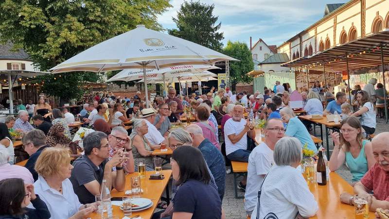 Sehr gut besucht. Die Eröffnung des FKB-Festes am Schloss in BZA. Foto. rw. 