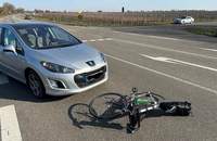 Ein 90-jähriger Autofahrer missachtet bei Roschbach die Vorfahrt eines Radfahrers. Dieser liegt nun mit Rückenverletzungen im Krankenhaus. 