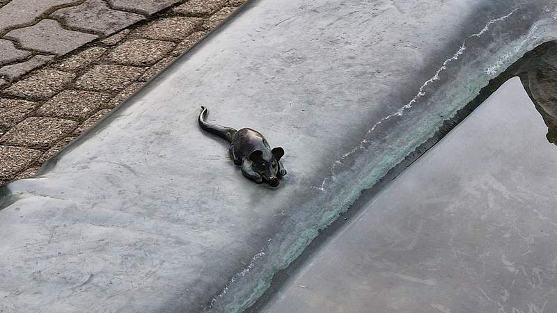 ... Rumpfs Markenzeichen, das auf fast all seinen Schöpfungen zu finden ist. Eine kleine Maus. Foto. rw. 