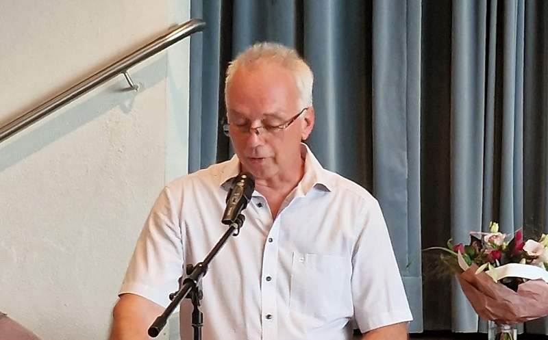 Ortsbürgermeister Heinz Oerther begrüßt die Gästeschar in der Otterbachhalle. Foto. rw. 
