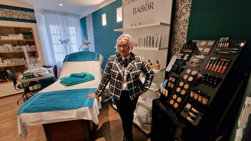 Edith Refi in ihrer neuen Wohlfühl-Oase im Schloss-Hotel in BZA. Foto. rw. 