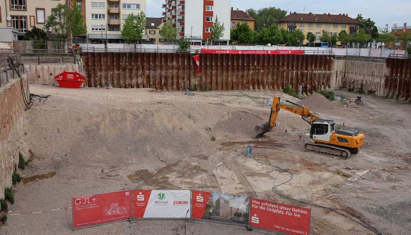 Auf dem ehemaligen Kaufhof-Gelände tut sich was. Nach dem Spatenstich vor wenigen Tagen beginnen nun die vorbereitenden Arbeiten für den Neubau des Verwaltungsgebäudes der Sparkasse. Foto. Stadt. LD. Frei.