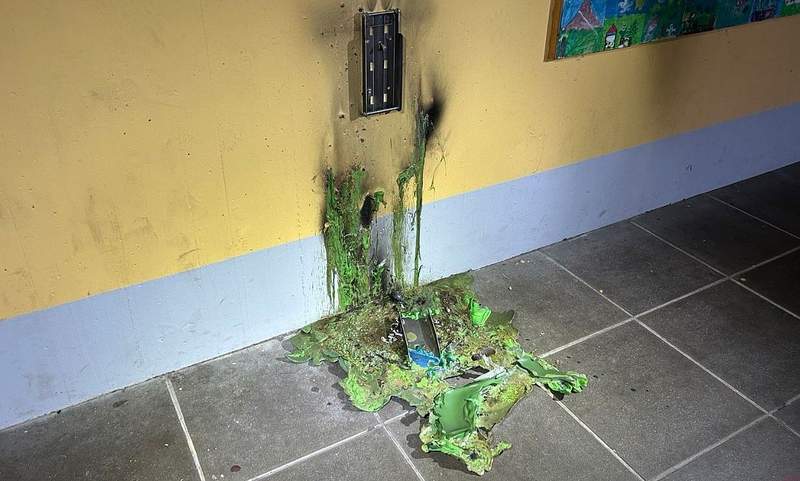 An der Grundschule in Edenkoben haben Unbekannte eine Mülltonne in Brand gesteckt.
