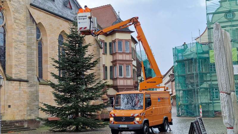 Heute wurden die Weihnachtslichter am Tannenbaum auf dem Marktplatz BZA angebracht. Und das bei dem Wetter. Respekt vor den beiden Mitarbeitern der Stadtwerke. Text. sp. Foto. rw. 